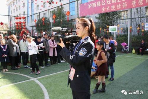 中国警察网女记者吃瓜,揭秘网络热点背后的真相