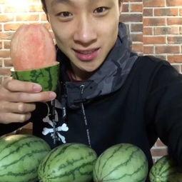 云南网红小伙吃瓜视频,一场接地气的美食盛宴